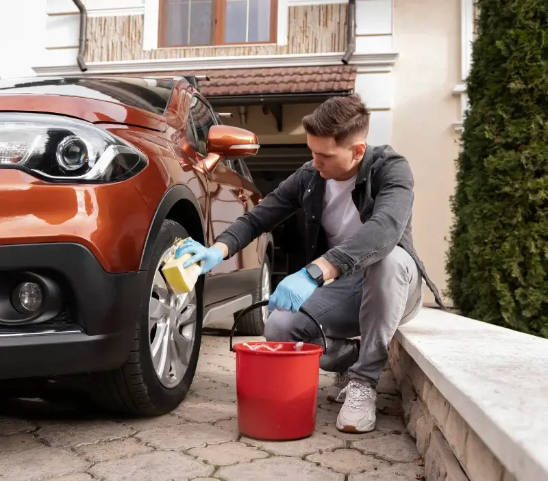 Lavage auto à domicile Gombergean : professionnel intervenant sur un véhicule